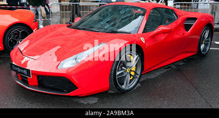 Drei Viertel der Vorderansicht eines Ferrari 488 GTB, in der Super Auto Fahrerlager, auf der Regent Street Motor Show 2019 Stockfoto