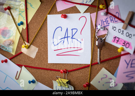 Auto Suche Konzept. Nahaufnahme eines Detektiv board mit Beweise. In der Mitte ist ein weisses Blatt mit einem roten Stift mit dem Text Auto befestigt. Stockfoto