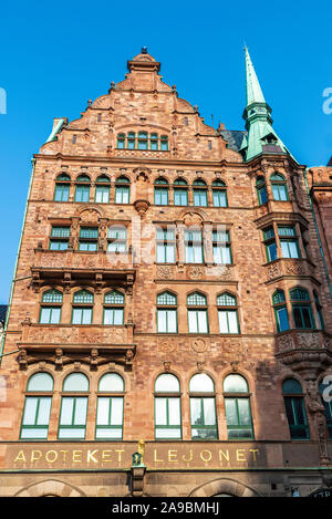 Malmö, Schweden - 28. August 2019: Fassade des Apoteket Lejonet (die Apotheke "der Löwe") in den Stortorget, einem großen Platz im Zentrum von Malmö, Schweden Stockfoto