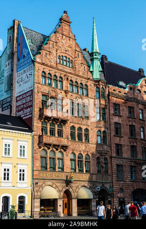 Malmö, Schweden - 28. August 2019: Fassade des Apoteket Lejonet (die Apotheke "der Löwe") in den Stortorget, einem großen Platz im Zentrum von Malmö, mit Pe Stockfoto