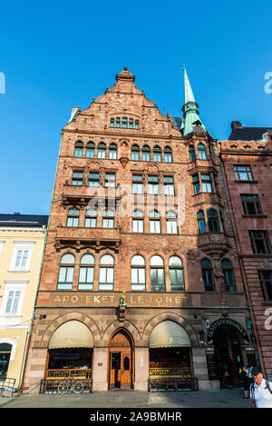 Malmö, Schweden - 28. August 2019: Fassade des Apoteket Lejonet (die Apotheke "der Löwe") in den Stortorget, einem großen Platz im Zentrum von Malmö, mit Pe Stockfoto