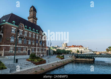 Malmö, Schweden - 28. August 2019: Fassade der alten klassischen Welt maritime Universität mit Menschen um in Malmö, Schweden Stockfoto