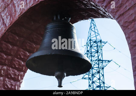 Kirche christian Bell mit Bogen auf dem Hintergrund des blauen Himmels und power line in Tschernobyl, Ukraine Stockfoto