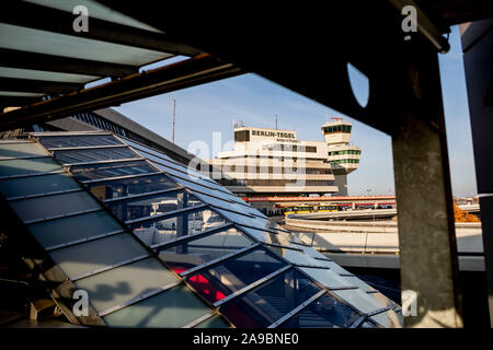 Berlin, Deutschland. 14 Nov, 2019. Flughafen Berlin Tegel. Am späten Nachmittag (14.11.2019) mehrere Leute, die aus der Türkei abgeschoben wurden, es eintreffen wird. Credit: Christoph Soeder/dpa/Alamy leben Nachrichten Stockfoto