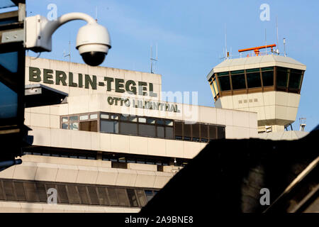 Berlin, Deutschland. 14 Nov, 2019. Flughafen Berlin Tegel. Am späten Nachmittag (14.11.2019) mehrere Leute, die aus der Türkei abgeschoben wurden, es eintreffen wird. Credit: Christoph Soeder/dpa/Alamy leben Nachrichten Stockfoto