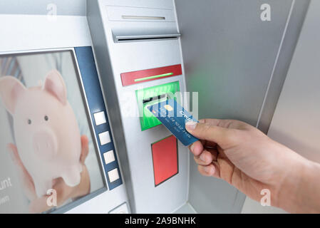 Geld aus einem Geldautomaten Kreditkarte abheben. ATM hautnah. Stockfoto