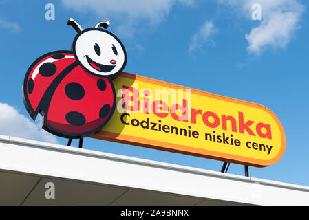 Wroclaw, Polen - Nov 11, 2019: Logo und Zeichen von Biedronka (Marienkäfer) Rabatt Supermarkt. Text: Niedrige Preise jeden Tag. Ab 2018 in Polen die Geschäfte sind Cl Stockfoto