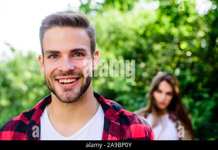 Folgen Sie mir. Selbst in der Art und Weise, die den Frauen respektvoll ist, während weiterhin ausgehende. Beginn der Beziehung. Paar Beziehung. Paar im freien Natur Defokussierten. Paar in der Liebe treffen. Stockfoto