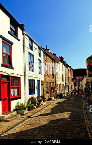 Gepflasterte Straße in staithes an der Küste von North Yorkshire Stockfoto