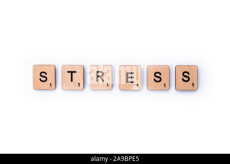 London, UK, 13. Februar 2019: Das Wort STRESS, Dinkel mit hölzernen Buchstabensteine über einem weißen Hintergrund. Stockfoto