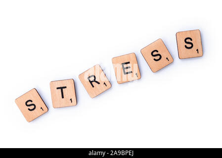 London, UK, 13. Februar 2019: Das Wort STRESS, Dinkel mit hölzernen Buchstabensteine über einem weißen Hintergrund. Stockfoto