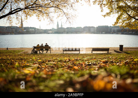 Hamburg, Deutschland. 14 Nov, 2019. Junge Menschen genießen Sie die herbstsonne am Ufer der Binnenalster in Hamburg. Credit: Gregor Fischer/dpa/Alamy leben Nachrichten Stockfoto