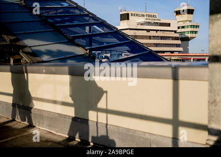 Berlin, Deutschland. 14 Nov, 2019. Auf dem Berliner Flughafen Tegel, Reisende werfen Schatten an der Wand. Am späten Nachmittag (14.11.2019) mehrere Leute, die aus der Türkei deportiert wurden in Tegel ankommen werden. Credit: Christoph Soeder/dpa/Alamy leben Nachrichten Stockfoto