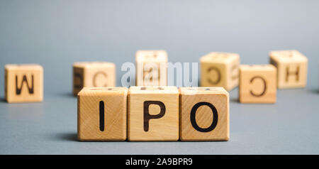 Holzblöcke mit dem Wort IPO (Initial Public Offering; Börsengang). Die ersten öffentlichen Verkauf von Aktien einer Aktiengesellschaft. Geschäfts- und Stockfoto