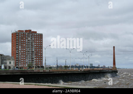 Montevideo, Uruguay. 19. September 2007. Außenansicht des Waterfront Apartment Gebäude in der Nähe von Rambla Francia, eine Allee entlang der Küste, und die alte Spalte vent Wahrzeichen in Ciudad Vieja Nachbarschaft / Bezirk im ältesten Teil der Stadt Montevideo, Uruguay. Stockfoto