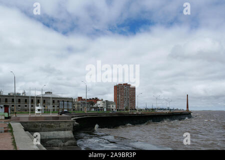 Montevideo, Uruguay. 19. September 2007. Außenansicht des Waterfront Apartment Gebäude in der Nähe von Rambla Francia, eine Allee entlang der Küste, und die alte Spalte vent Wahrzeichen in Ciudad Vieja Nachbarschaft / Bezirk im ältesten Teil der Stadt Montevideo, Uruguay. Stockfoto