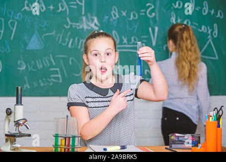 Labor Praxis. Chemie Klassen. Faszinierende Wissenschaft. Pädagogische Experiment. Mädchen Klassenkameraden Studie Chemie. Mikroskop Reagenzgläser chemische Reaktionen. Die Schülerinnen und Schüler schwarzes Brett Chemie Lektion. Stockfoto