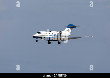 Air X Charter Cessna 750 Citation X (REG: D-BUZZ) auf Kurz finals Runway 31. Stockfoto