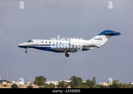 Air X Charter Cessna 750 Citation X (REG: D-BUZZ) auf Kurz finals Runway 31. Stockfoto