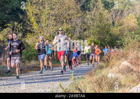 Runner konkurrieren in "König der James' triathlon. Stockfoto