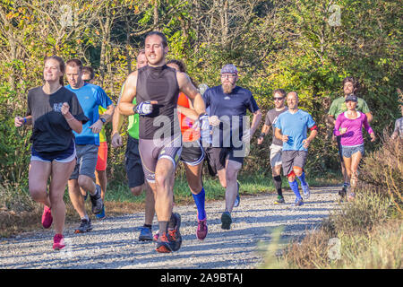 Runner konkurrieren in "König der James' triathlon. Stockfoto