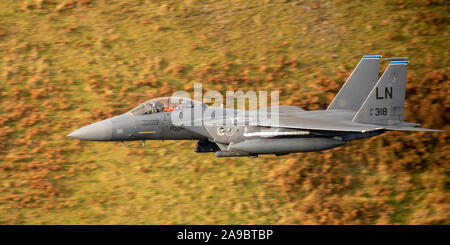 F-15E Strike Eagles Raider Flug' von der 48th Fighter Wing an RAF Lakenheath, niedrige Niveau in der Mach Loop, LFA7, Snowdonia, Wales, Großbritannien fliegen. Stockfoto