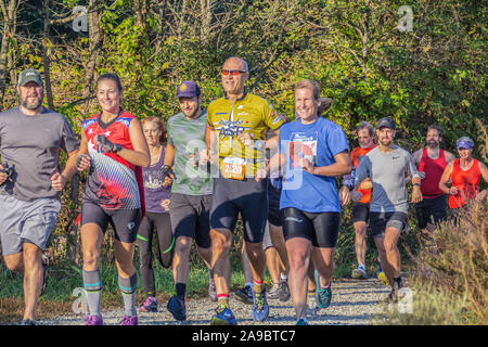 Runner konkurrieren in "König der James' triathlon. Stockfoto