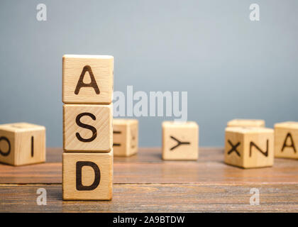 Holzblöcke mit dem Wort ASD-Autismus-Spektrum-Störungen. Neurologische und Entwicklungsstörung Stockfoto
