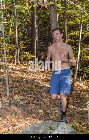 Runner konkurrieren in "König der James' triathlon. Stockfoto