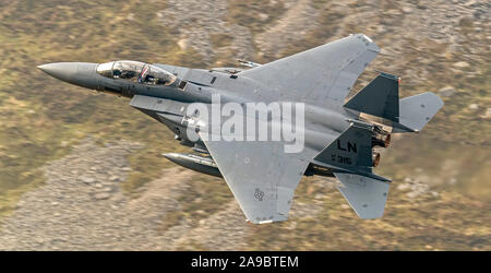 F-15E Strike Eagles Raider Flug' von der 48th Fighter Wing an RAF Lakenheath, niedrige Niveau in der Mach Loop, LFA7, Snowdonia, Wales, Großbritannien fliegen. Stockfoto