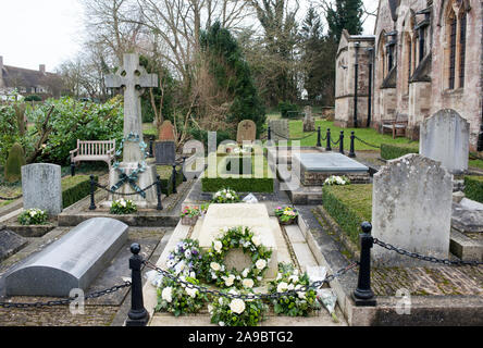 Tribute an den Grabstein von Winston Churchill Churchill Grundstück in St. Martin Kirche in Bladon, Oxfordshire am 50. Jahrestag des Todes der Kriegszeit Führer am 24. Januar 1965. Stockfoto