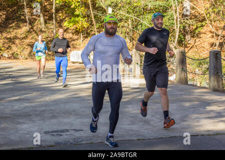 Runner konkurrieren in "König der James' triathlon. Stockfoto