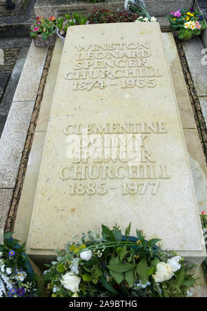 Tribute an den Grabstein von Winston Churchill Churchill Grundstück in St. Martin Kirche in Bladon, Oxfordshire am 50. Jahrestag des Todes der Kriegszeit Führer am 24. Januar 1965. Stockfoto