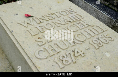 Tribute an den Grabstein von Winston Churchill Churchill Grundstück in St. Martin Kirche in Bladon, Oxfordshire am 50. Jahrestag des Todes der Kriegszeit Führer am 24. Januar 1965. Stockfoto