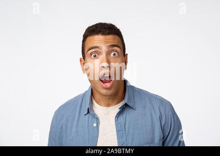 Omg keine Weise. Beeindruckt, fragte entsetzt stattlichen Kerl im blauen Hemd über t-shirt, drop Kiefer erstaunt, keuchend von Staunen und Wunder, popping Stockfoto