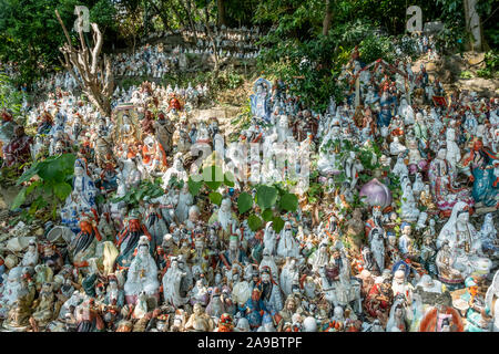 Hunderte von kleinen Statuen, die Götter der verschiedenen Religionen an einem Hügel in einem Coastal Park im Waterfall Bay, Hong Kong sitzen. Stockfoto