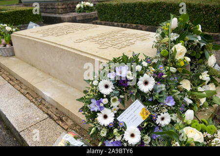 Tribute an den Grabstein von Winston Churchill Churchill Grundstück in St. Martin Kirche in Bladon, Oxfordshire am 50. Jahrestag des Todes der Kriegszeit Führer am 24. Januar 1965. Stockfoto