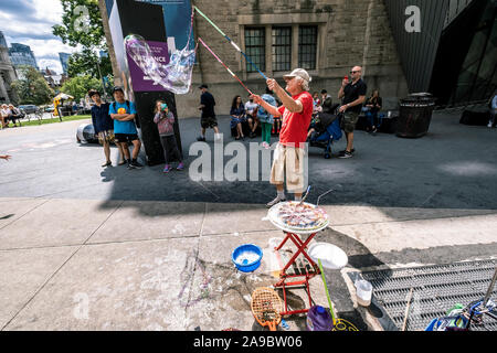 Die Blasen mit Waschmittel und Seife Seil auf Stäbchen. Stockfoto