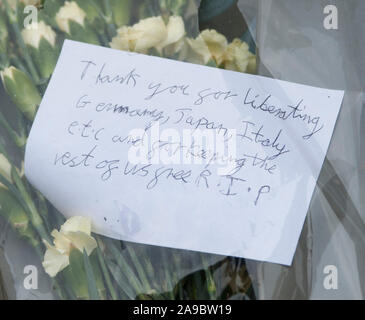 Tribute an den Grabstein von Winston Churchill Churchill Grundstück in St. Martin Kirche in Bladon, Oxfordshire am 50. Jahrestag des Todes der Kriegszeit Führer am 24. Januar 1965. Stockfoto