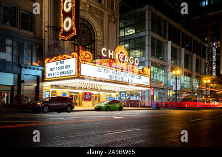 Die ikonischen Chicago Theater an einem kalten Winterabend mit einer langen Belichtungszeit von Fahrzeugen vorbei an der State Street. Stockfoto