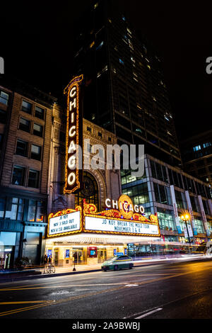 Die ikonischen Chicago Theater an einem kalten Winterabend mit einer langen Belichtungszeit von Fahrzeugen vorbei an der State Street. Stockfoto