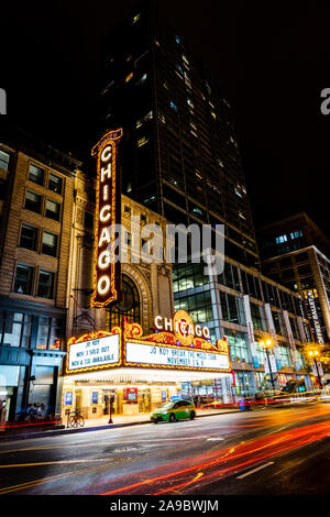 Die ikonischen Chicago Theater an einem kalten Winterabend mit einer langen Belichtungszeit von Fahrzeugen vorbei an der State Street. Stockfoto