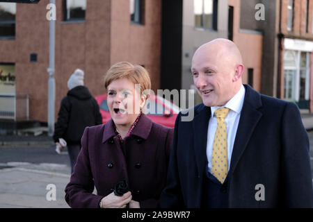 Bahnhof Brücke, Kingussie, Großbritannien. 14 Nov, 2019. Nicola Sturgeon visits Hawick SNP Nicola Sturgeon visits Hawick in den schottischen Borders am Donnerstag, den 14. November 2019 und verbindet lokale Kandidat Calum Kerr zusammen mit Anhänger bei einer öffentlichen Veranstaltung auf der Kampagne Spur in bis zu Wahl am 12.Dezember 2019 (Bild: Rob Grau/Alamy Leben Nachrichten ausführen Stockfoto