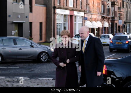 Bahnhof Brücke, Kingussie, Großbritannien. 14 Nov, 2019. Nicola Sturgeon visits Hawick SNP Nicola Sturgeon visits Hawick in den schottischen Borders am Donnerstag, den 14. November 2019 und verbindet lokale Kandidat Calum Kerr zusammen mit Anhänger bei einer öffentlichen Veranstaltung auf der Kampagne Spur in bis zu Wahl am 12.Dezember 2019 (Bild: Rob Grau/Alamy Leben Nachrichten ausführen Stockfoto