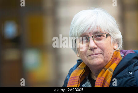 Ehemalige katalanische Politiker und der Universität von St Andrews professor Clara Ponsati, die nach Auslieferung aus Schottland, Spanien, St Leonard's der Polizei in Edinburgh nach auf Kaution freigelassen. Stockfoto