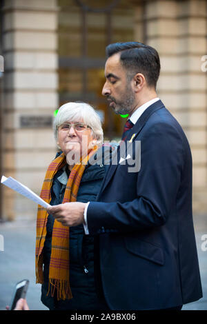 Ehemalige katalanische Politiker und der Universität von St Andrews professor Clara Ponsati, der vor Auslieferung von Schottland nach Spanien, mit Ihrem Anwalt Aamer Anwar außerhalb St Leonard's der Polizei in Edinburgh nach auf Kaution freigelassen. Stockfoto