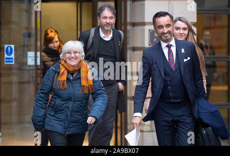 Ehemalige katalanische Politiker und der Universität von St Andrews professor Clara Ponsati, der vor Auslieferung von Schottland nach Spanien, mit Ihrem Anwalt Aamer Anwar (rechts) außerhalb St Leonard's der Polizei in Edinburgh nach auf Kaution freigelassen. Stockfoto