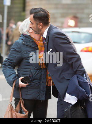 Ehemalige katalanische Politiker und der Universität von St Andrews professor Clara Ponsati, der vor Auslieferung von Schottland nach Spanien, mit Ihrem Anwalt Aamer Anwar außerhalb St Leonard's der Polizei in Edinburgh nach auf Kaution freigelassen. Stockfoto