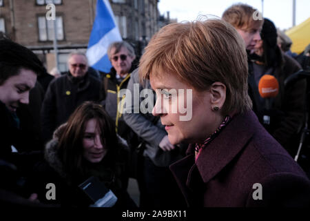 Bahnhof Brücke, Kingussie, Großbritannien. 14 Nov, 2019. Nicola Sturgeon visits Hawick SNP Nicola Sturgeon visits Hawick in den schottischen Borders am Donnerstag, den 14. November 2019 und verbindet lokale Kandidat Calum Kerr zusammen mit Anhänger bei einer öffentlichen Veranstaltung auf der Kampagne Spur in bis zu Wahl am 12.Dezember 2019 (Bild: Rob Grau/Alamy Leben Nachrichten ausführen Stockfoto