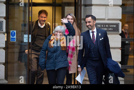 Ehemalige katalanische Politiker und der Universität von St Andrews professor Clara Ponsati, der vor Auslieferung von Schottland nach Spanien, mit Ihrem Anwalt Aamer Anwar (rechts) außerhalb St Leonard's der Polizei in Edinburgh nach auf Kaution freigelassen. Stockfoto